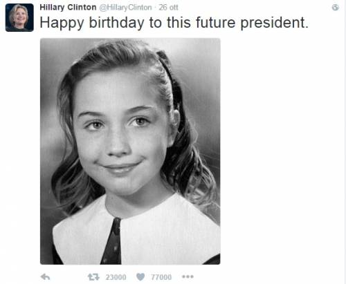 Hillary Clinton si fa gli auguri da sola