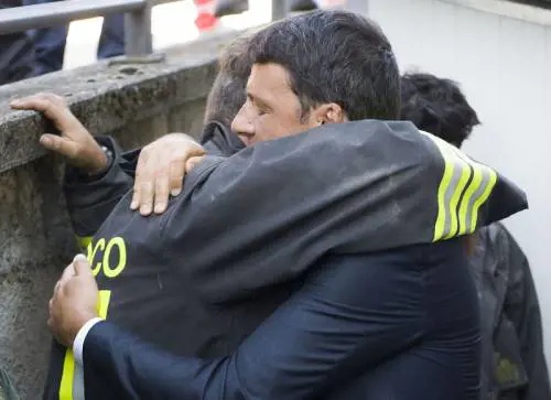 Renzi mortifica i pompieri mentre il Paese sta crollando