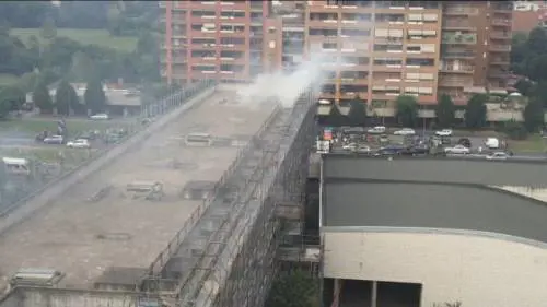 Milano, fiamme al rifugio dei clochard: 10 persone indagate