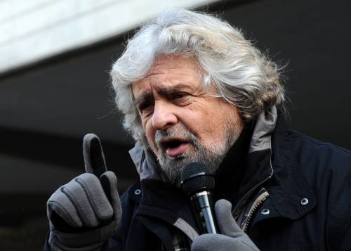 Grillo difende la Raggi: "Er sinnaco nun se tocca"