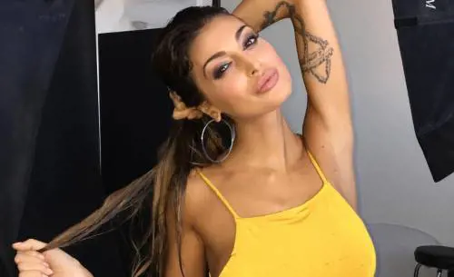 Cristina Buccino sexy senza reggiseno
