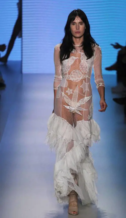 Trasparenze e corpi semi nudi alla Fashion Week di San Paolo