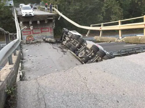 Ponte crollato a Lecco, la denuncia: "Quei Tir rischiano di far crollare i ponti, ma nessuno lo dice"