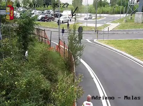 Fiamme al rifugio dei clochard: il video della "spedizione punitiva"