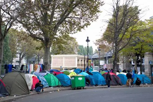 Parigi invasa da migranti: la "Giungla" di Calais all'ombra della Tour Eiffel
