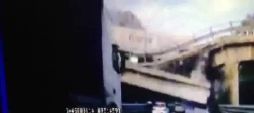 Ecco il momento in cui ha ceduto il cavalcavia sulla Milano-Lecco