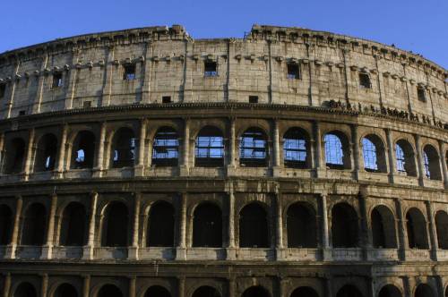Roma, derubavano i turisti al Colosseo: tre borseggiatori in manette