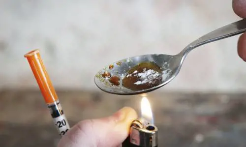 Dosi da sniffare a soli 5 euro. Tra i giovani è allarme eroina