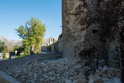 Le scosse che sbriciolano i monumenti  Così i paesi restano orfani della loro storia