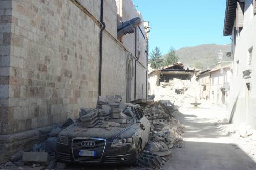 Nel panico per il terremoto, donna salta dalla finestra: è grave