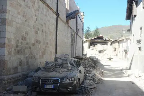 Nel panico per il terremoto, donna salta dalla finestra: è grave
