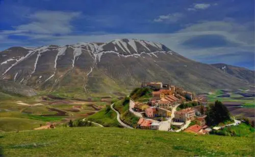 Castelluccio di Norcia quasi rasa al suolo
