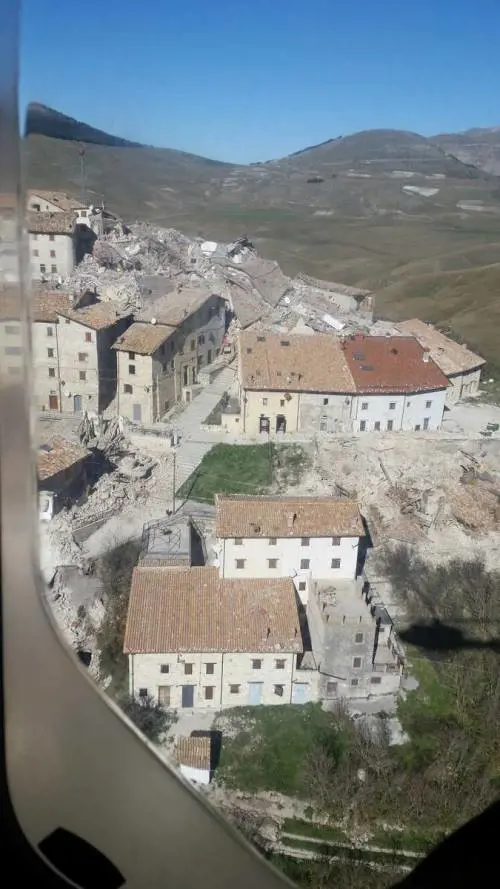 "Sepolti dalle macerie, ma siamo vivi"