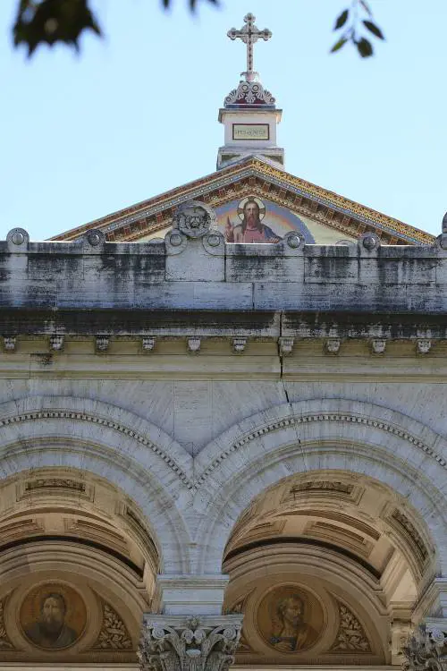 "Ci mancava pure er teremoto..." La città eterna si sente maledetta