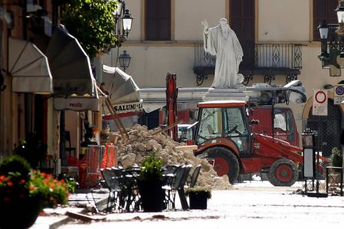 Sisma, ancora scosse nella notte. In migliaia dormono in auto