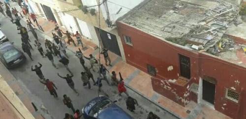 I migranti corrono per le strade di Ceuta dopo aver passato il muro