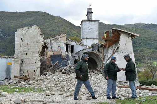 L'esperto: state sotto le porte e scarpe ai piedi