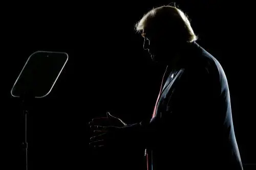 Trump sorpassa Hillary. E rispunta l'accusa di evasione