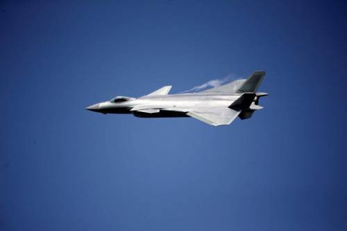 Cina, entra in servizio il primo caccia stealth di Pechino