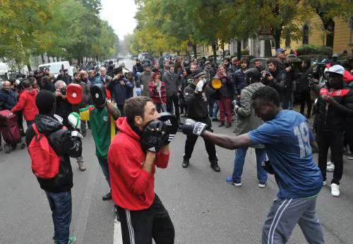 Scontro tra sindaci e prefetti: "Niente documenti ai migranti"