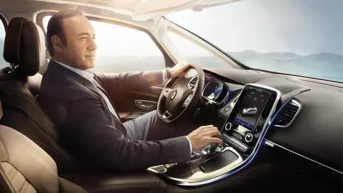 Se la stessa voce fa pubblicità  ad auto rivali