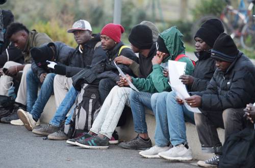 Roma, residenti contro immigrati: "Via i negri dalle case popolari"