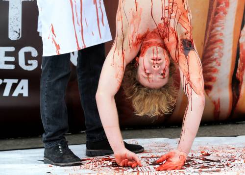La protesta choc a Londra: macellazione umana in piazza