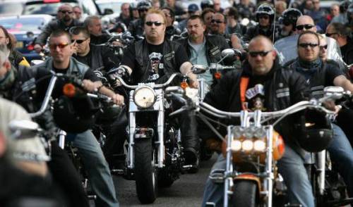 Usa, le gang di motociclisti si affrontano con le bombe