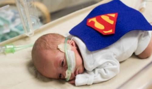 Halloween, infermieri travestono da supereroi i bimbi nati prematuri