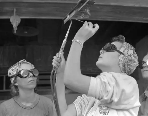 "È guerra". Le donne entrarono nell'industria pesante