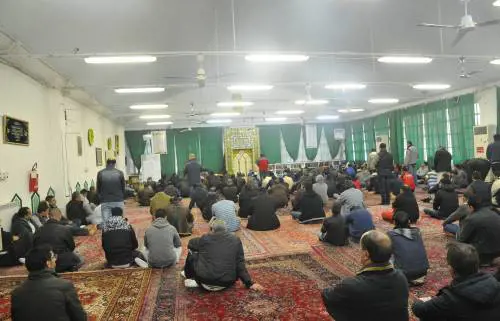 Ex depositi e macellerie: le moschee segrete spaventano la Lombardia