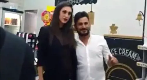 Cecilia Rodriguez si scatta una foto con un ricercato internazionale