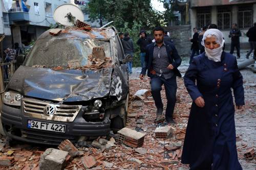 Autobomba contro la polizia a Diyarbakir