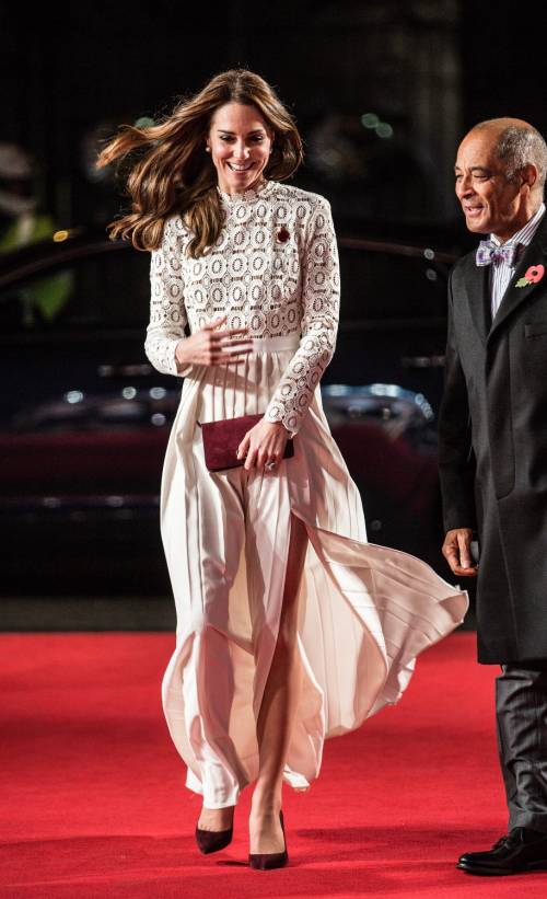 Kate Middleton sfoggia uno spacco molto generoso