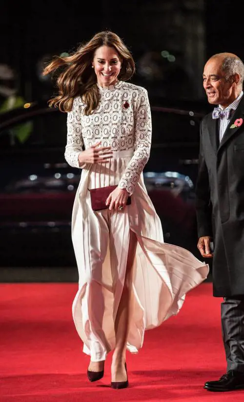 Kate Middleton sfoggia uno spacco molto generoso