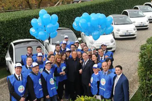 Berlusconi lancia la carovana del No