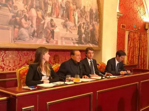 Berlusconi sbugiarda Renzi: "Il No non ferma cambiamento"
