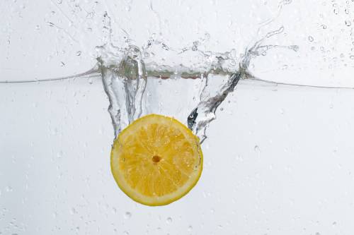 Bere acqua e limone fa bene, ma non abusatene: ecco perché