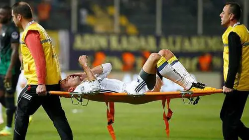 Brutto infortunio per Van Persie. "Ha rischiato di perdere un occhio"