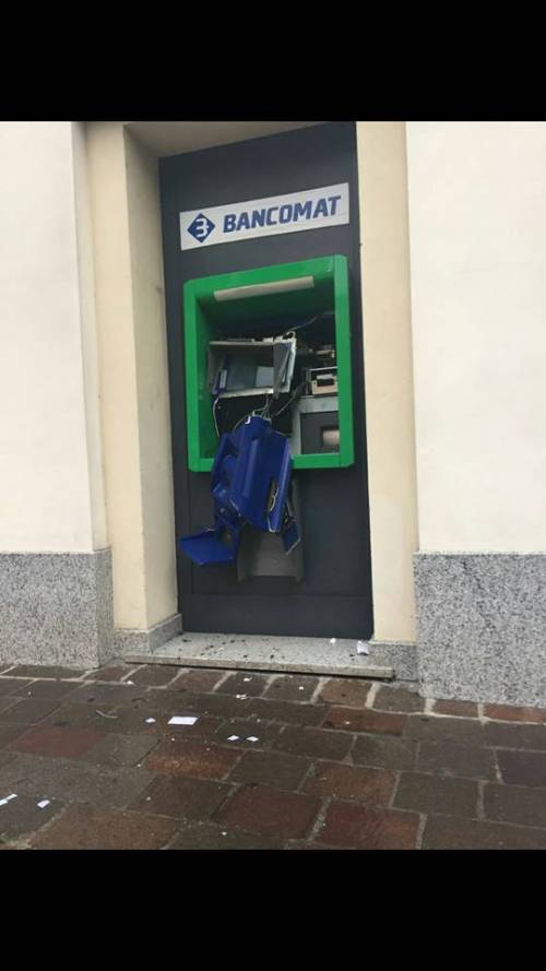 Pavia, ladri fanno saltare uno sportello del bancomat
