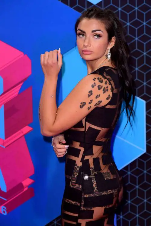 Ecco chi è Elettra Lamborghini. La ragazza da 42 piercing