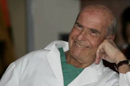 Veronesi: "Dopo Auschwitz, il cancro è la prova che Dio non esiste"