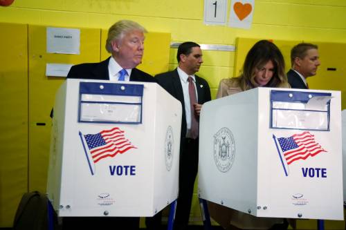 Donald Trump sbircia la moglie Melania mentre vota