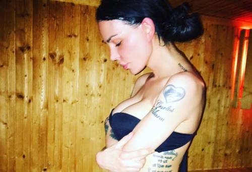 Nina Moric, scatto hot in sauna