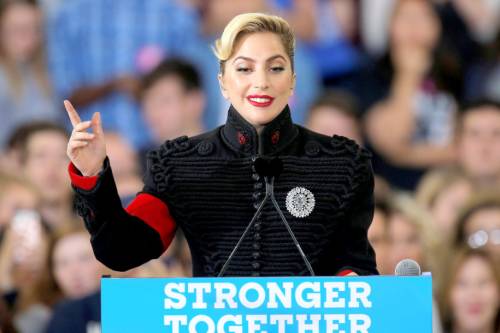 Lady Gaga "nazista" durante l'ultimo comizio di Hillary Clinton