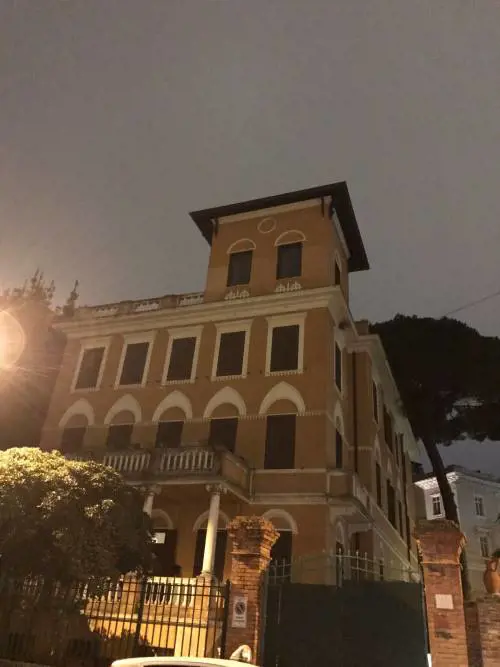 Roma, hub per i migranti transitanti in una palazzina liberty a villa Torlonia
