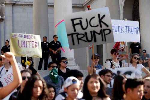 Dilaga la protesta anti Trump dei "democratici" solo a parole