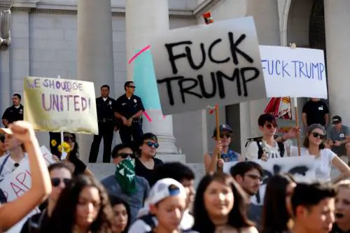 Dilaga la protesta anti Trump dei "democratici" solo a parole