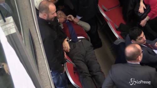 Un uomo sviene in sala davanti a Renzi e lui ci scherza su