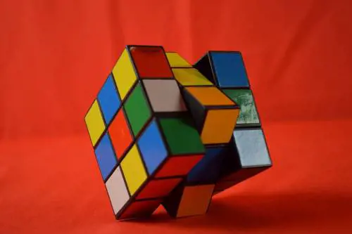 Cubo di Rubik, rompicapo risolto in 5 secondi e 63 centesimi: Mattia Galentino è il nuovo campione italiano